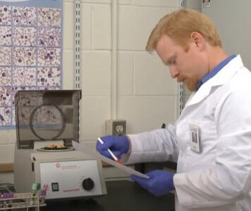 Клиника лечения наркозависимости в Новосибирске Врач в кабинете клиники