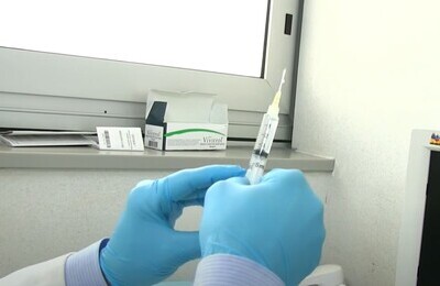 Проведение кодирования Вивитролом в Новосибирске Шприц с Вивитролом в руках у врача